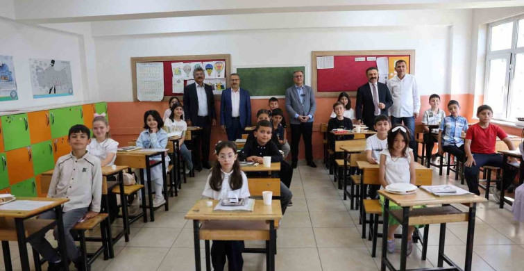Başkan Özdoğan, Hacılar’da karne coşkusuna ortak oldu