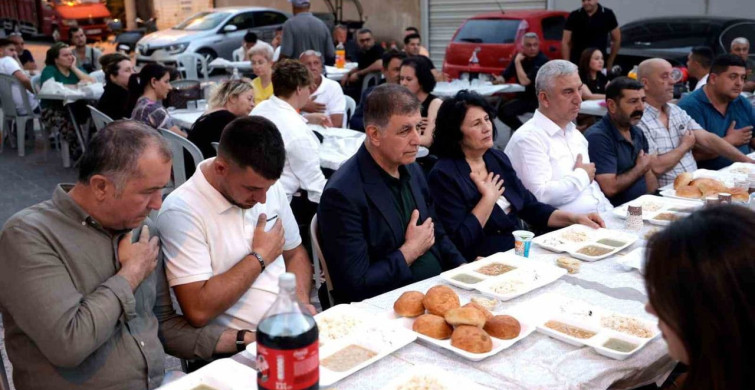 Başkan Tugay, Kınık’ta muharrem lokmasını paylaştı