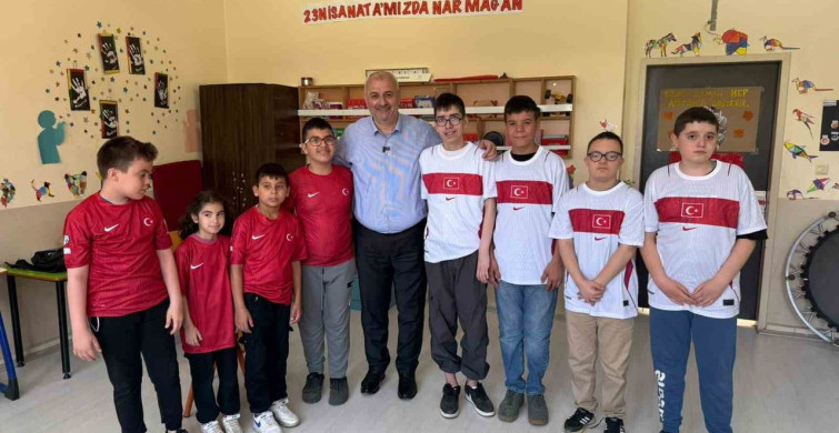 Başkan Yıldız Öğrencilere Milli Forma Hediye Etti