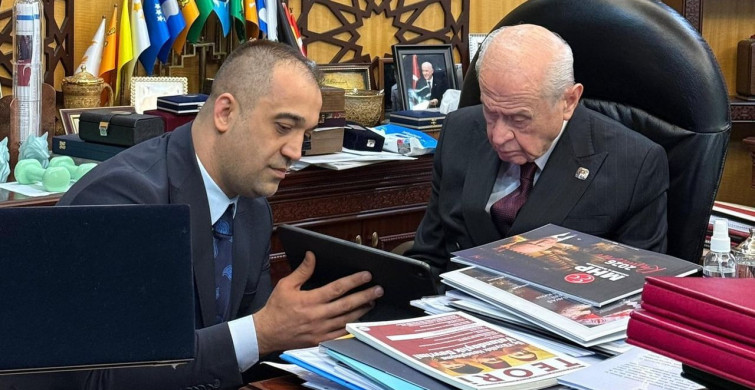 Başkan Yurdagül, Bahçeli'ye Osmanlı Kılıcı Hediye Etti