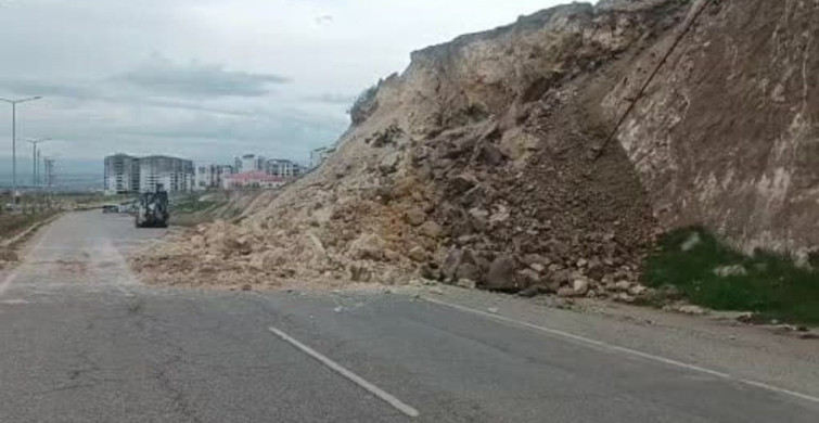 Batman Üniversitesi'ne Giden Yolda Heyelan