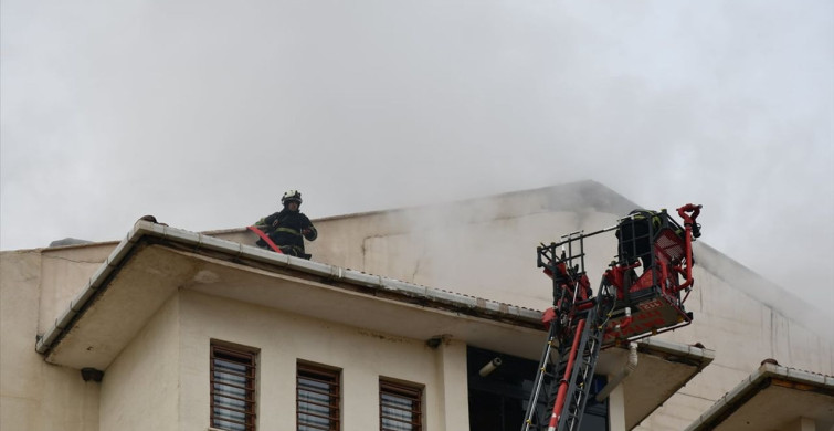 Batman'da 10 Katlı Binada Yangın: 21 Kişi Dumandan Etkilendi
