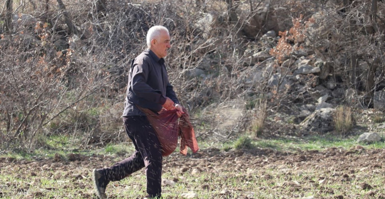 Batman'da Çiftçiler İmece Usulü ile Gübreleme Yapıyor