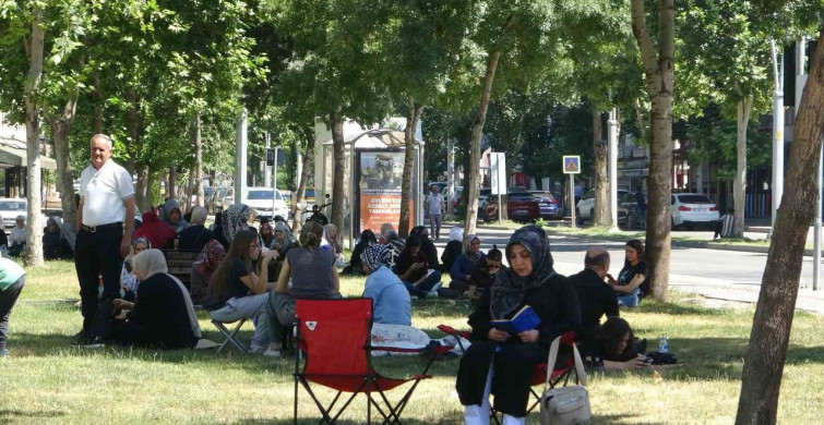 Batman'da çocukları sınava giren veliler parklarda dua etti