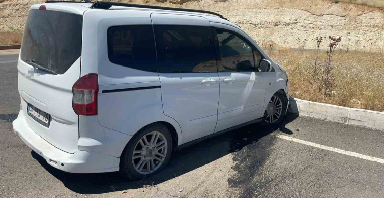 Batman'da hafif ticari araç kontrolden çıkarak refüje çarptı