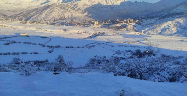 Batman'da Nisan Ortasında Beklenmedik Kar Yağışı