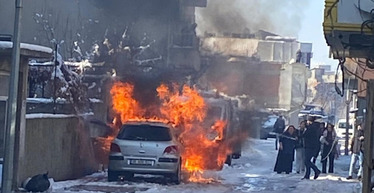 Batman'da Park Halindeki Araç Alev Alev Yandı
