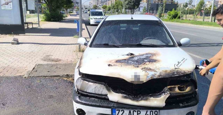 Batman'da park halindeki otomobilde yangın çıktı
