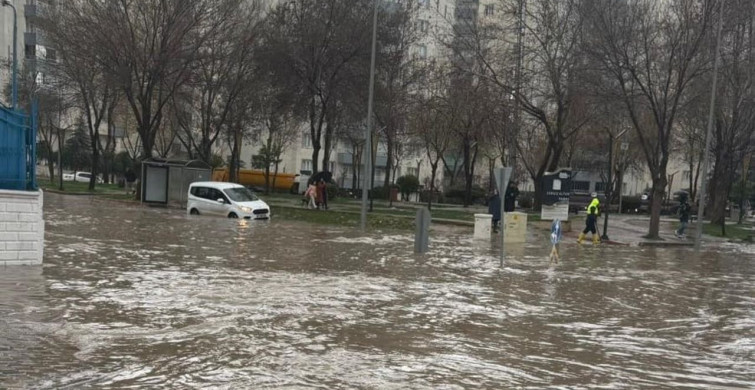 Batman'da Sağanak Yağış Hayatı Olumsuz Etkiledi