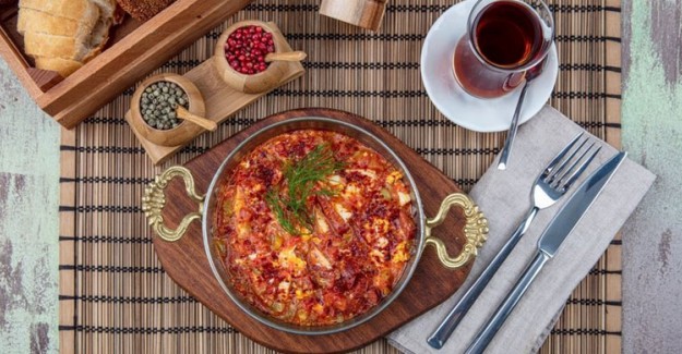 Bayatlamış Simitleri Değerlendirin: Fırında Simitli Sebzeli Omlet Tarifi!