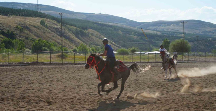 Bayburt'ta atlı cirit finalinde 7 puan geriden gelip yarım puanla şampiyon oldular