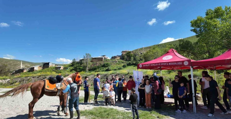 Bayburt'ta deneyap öğrencilerine ata sporu cirit tanıtıldı