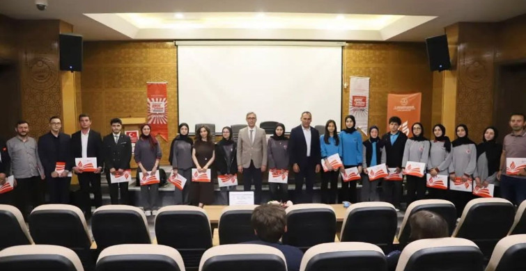 Bayburt’ta öğrenciler rol temelli münazarada yeteneklerini sergiledi