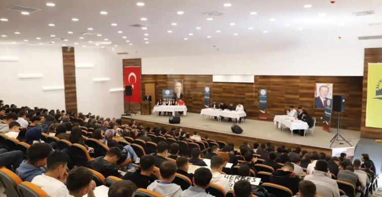 Bayburt'ta Öğrenciler Teknolojiyi Münazara ile Tartıştı
