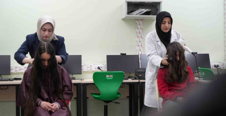 Bayburt'ta Öğrenciler Ücretsiz Saç Kesimi Hizmeti Verdi