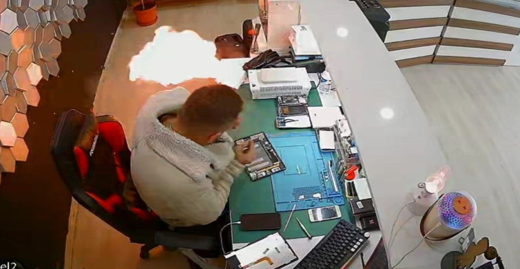 Bayburt'ta Şişen Telefon Bataryası Patladı