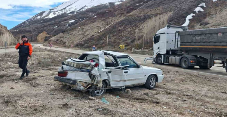 Bayburt'ta Tır ve Otomobil Çarpıştı: 3 Yaralı