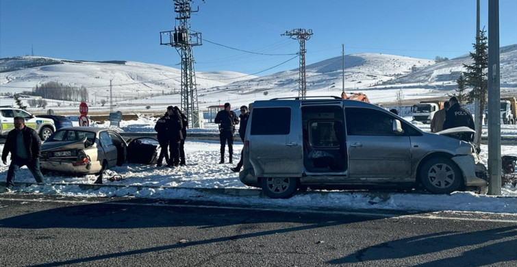 Bayburt'ta Üç Araçlı Zincirleme Trafik Kazası