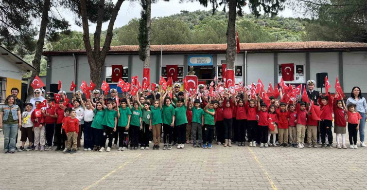 Bayındır'da Duygusal Anlar: 'İlk Mektubum Mehmetçiğe' Projesi