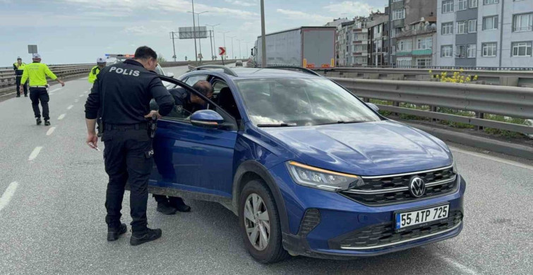 Bayrak Sallayan Karayolları Çalışanına Otomobil Çarptı