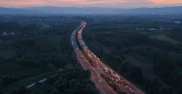 Bayram Dönüşü Trafikte Kilometrelerce Kuyruk