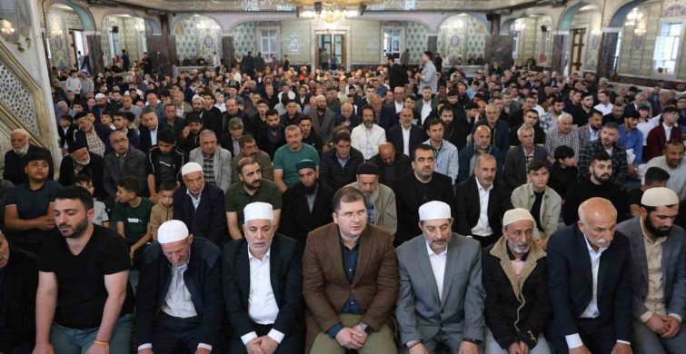 Bayram Namazı Camilerde Coşkuyla Kutlandı