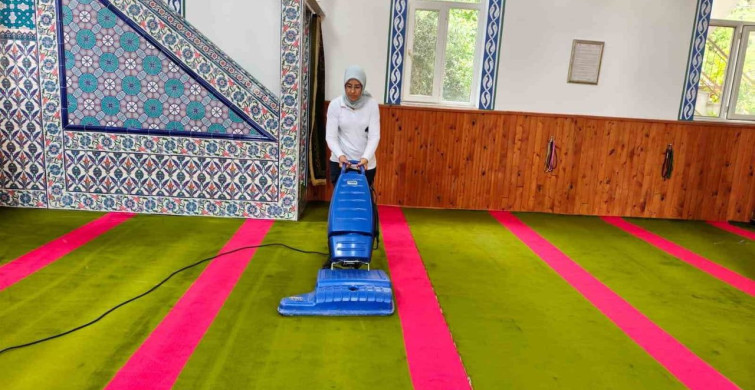 Bayram Öncesi Camilerde Temizlik Seferberliği