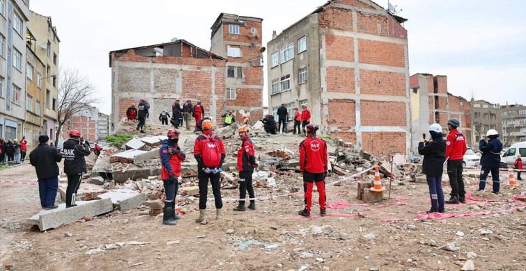 Bayrampaşa'da Deprem Tatbikatı Gerçekleştirildi