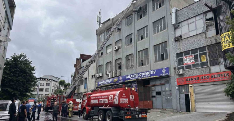 Bayrampaşa'daki plastik eşya atölyesinde yangın paniği
