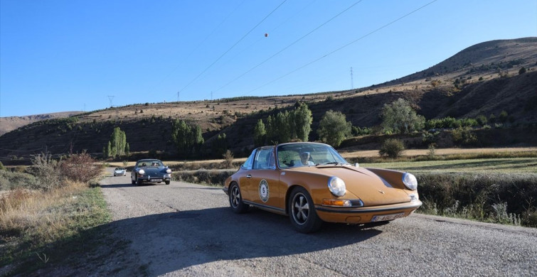 Belçika'dan Gelen Klasik Otomobil Tutkunları Bayburt'u Keşfetti