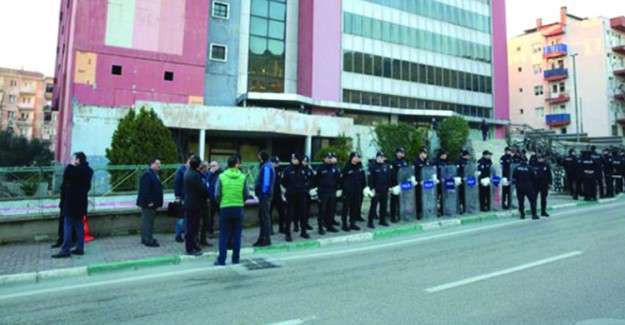 Belediye Ekipleri Flaş TV'nin Kapısına Dayandı