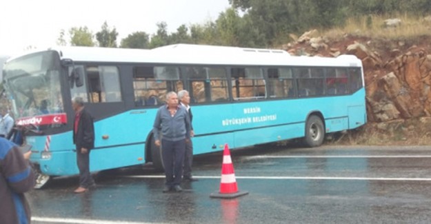 Belediye Otobüsü Kaza Yaptı: 20 Yaralı