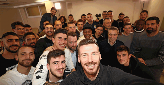 Benfica Mağlubiyeti Sonrası Fenerbahçe'den Galatasaray'a Göndermeli Paylaşım