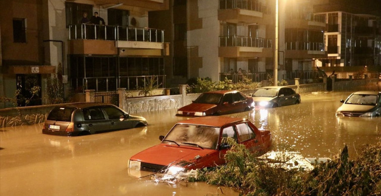 Bergama'da Sağanak Yağışın Yol Açtığı Su Baskınları