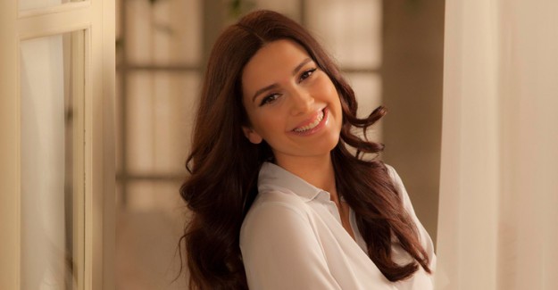 Bergüzar Korel'in Yeni Tarzını Görenler Bir Kez Daha Dönüp Baktı!