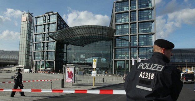 Berlin Boşaltılıyor: Bomba Bulundu