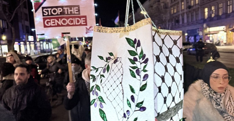 Berlin'de Filistin İçin Fener Yürüyüşü Düzenlendi