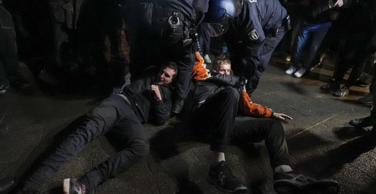 Berlin'de Filistin'e Destek Gösterisine Polis Müdahalesi