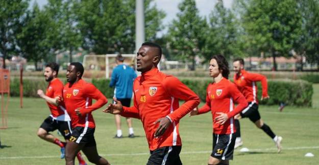 Berna Gözbaşı: 'Mensah ve Emre Demir İçin Gelen Teklif Yok'