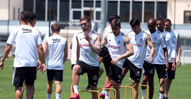 Beşiktaş İki Futbolcuyla Yollarını Ayıracak! İkisi de Sol Bek