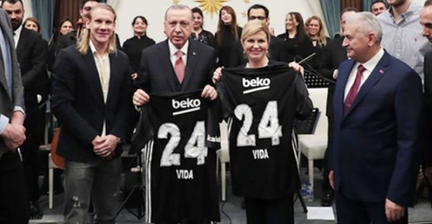 Beşiktaşlı Vida, Erdoğan ve Kitarovic'e Beşiktaş Forması Hediye Etti