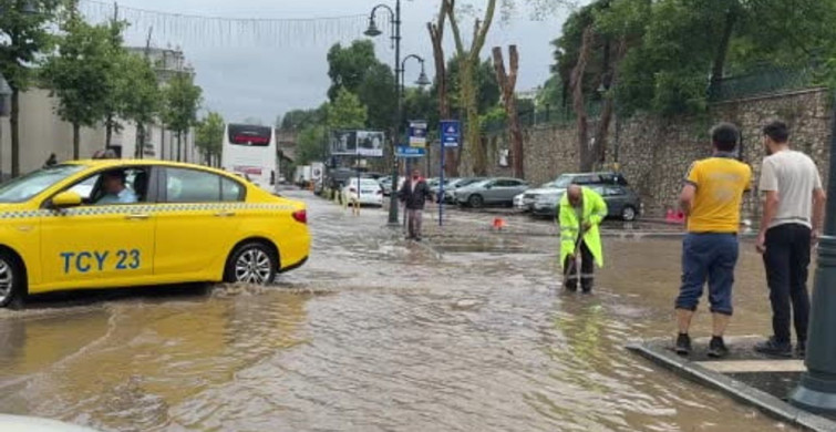 Beşiktaş'ta sağanak yağış, çırağan caddesi'ni etkiledi