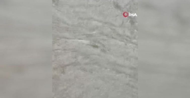 Beşiktaş'ta sağanak yağış sırasında bir kadın vatandaşlar tarafından kurtarıldı