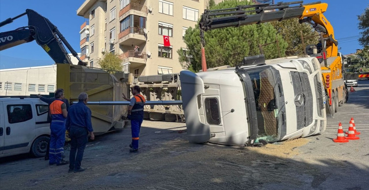 Beşiktaş'ta Taş Yüklü Kamyon Devrildi: Sürücü Yaralandı Beşiktaş'ta Taş Yüklü Kamyon Devrildi: Sürücü Yaralandı