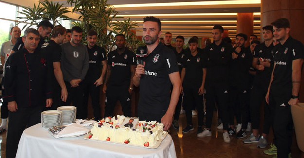 Beşiktaş’tan Gökhan Gönül’e Sürpriz Kutlama!