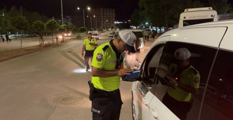 Besni'de asayiş uygulamasında 2 araç trafikten men edildi