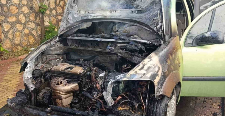 Besni'de park halindeki otomobilin motoru yandı