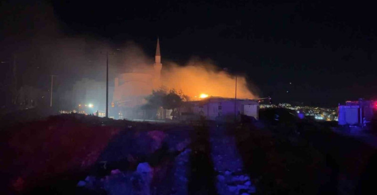 Besni'de rüzgarın etkisiyle büyüyen yangında 3 iş yeri zarar gördü, 1 kişi yaralandı
