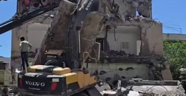 Beton Bloğu İş Makinesinin Üzerine Düştü: Operatör Hayatta Kaldı