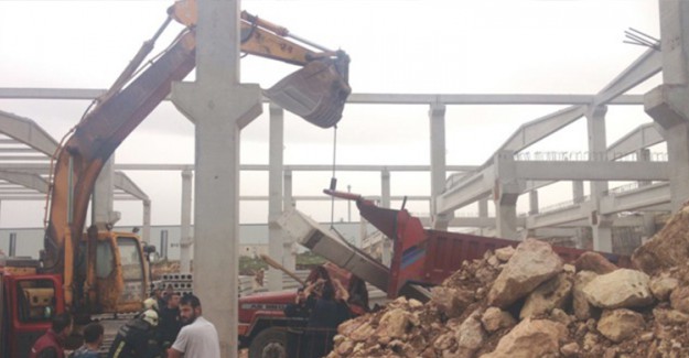 Beton Bloklar Devrildi: 2 İşçi Yaralandı